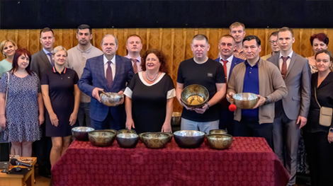 Доктор Суриков на презентации Healingbowl® для главы Калмыкии Б.С. Хасикова и его команды в Посольстве РФ в Непале . 16.05.2025