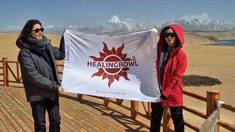 Флаг Healingbowl® у священного Кайласа. Кристина Кутимская (студентка Healingbowl®), апрель 2025 г.